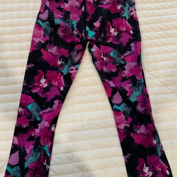 Lululemon cropped yoga pants size 4 - Picture 3 of 4